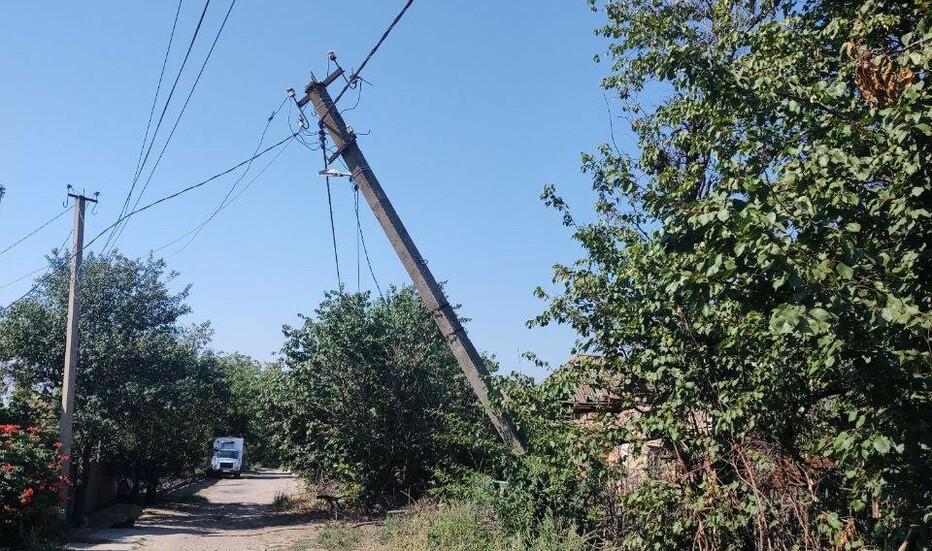 energetiki-dtek-dniprovski-elektromerezhi-povernuli-svitlo-do-13-tisyach-osel-znestrumlenih-cherez-obstrili-1