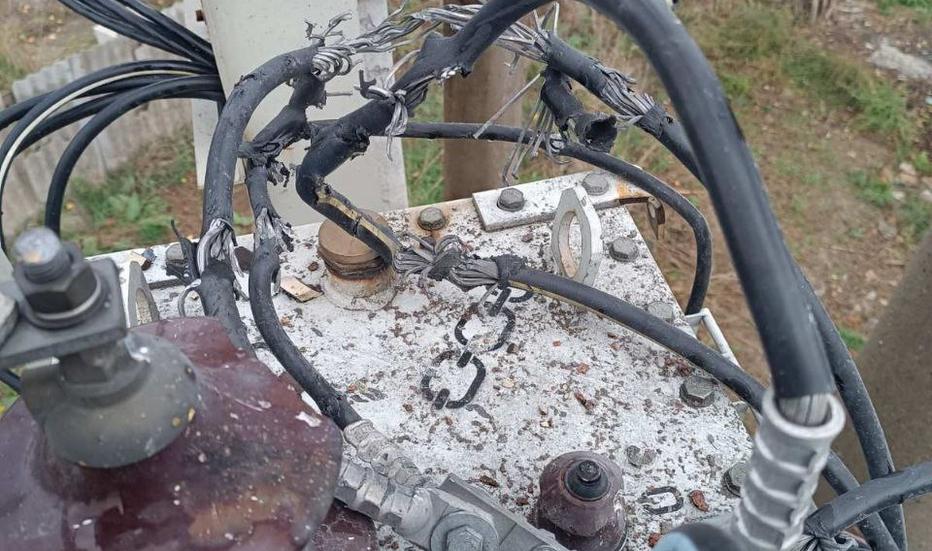 za-dobu-fahivci-dtek-dniprovski-elektromerezhi-povernuli-svitlo-do-3-2-tisyach-osel-znestrumlenih-cherez-obstrili-1