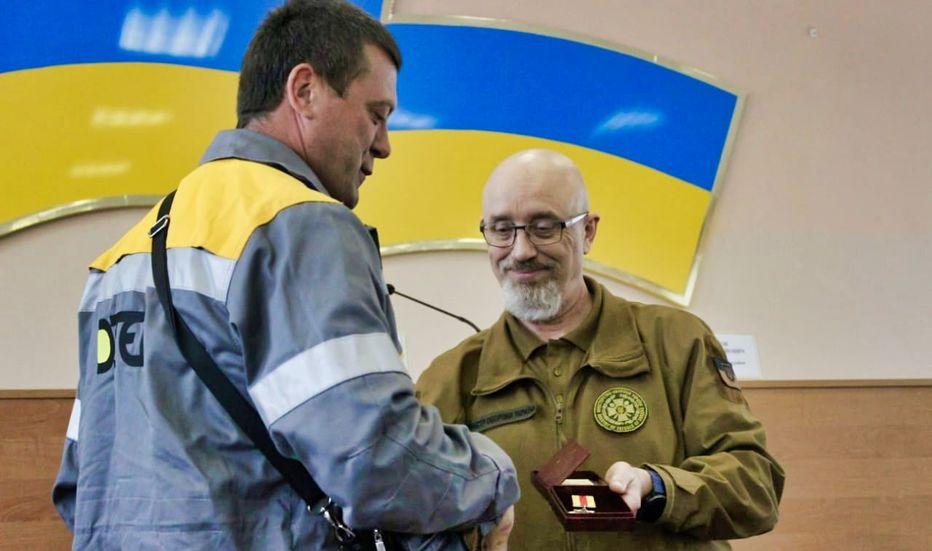 oleksiy-reznikov-vruchiv-derzhavni-nagorodi-7-energetikam-dtek-dniprovski-elektromerezhi-1