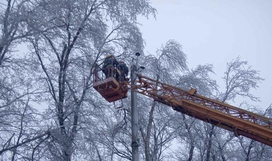 dtek-dniprovski-elektromerezhi-likvidovuye-naslidki-nichnoji-negodi-1