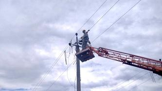 za-tizhden-energetiki-dtek-vidnovili-elektropostachannya-dlya-4-5-tisyachi-rodin-dnipropetrovshchini-kotri-buli-bez-svitla-cherez-obstrili