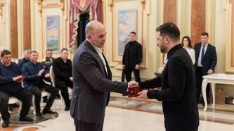 za-stiykist-i-profesionalizm-pracivnik-dtek-dniprovski-elektromerezhi-otrimav-zvannya-zasluzheniy-energetik-ukrajini